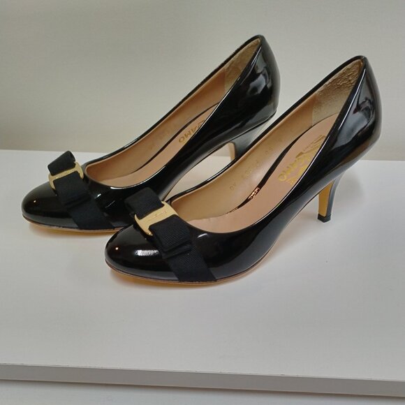 Ferragamo Black Patent Vara Bow Heel Pumps, like new - Picture 6 of 13